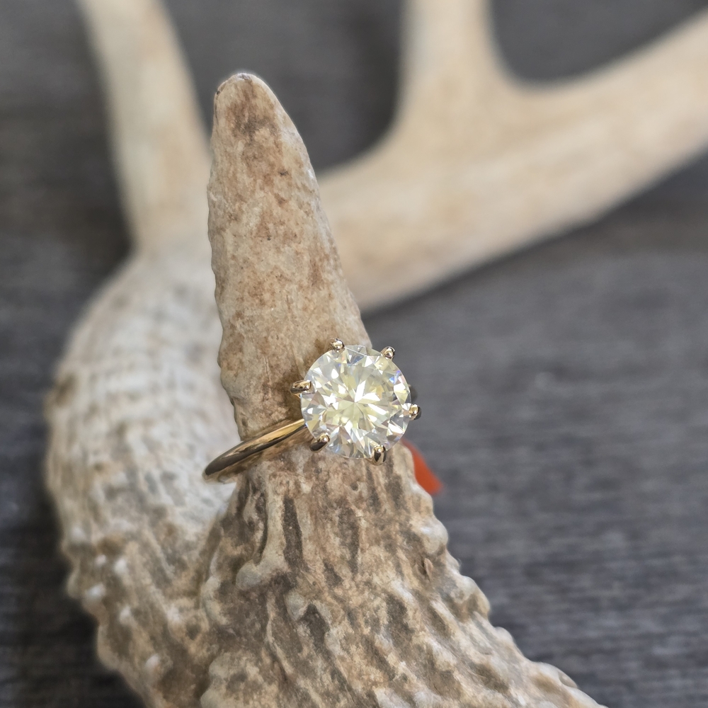 Elegant Gold Solitaire Ring